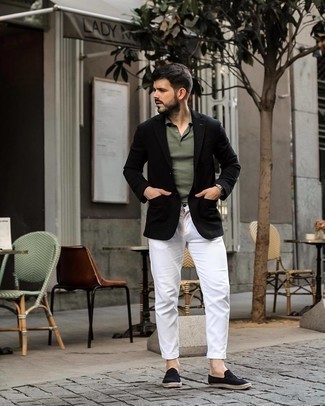 Tendances mode hommes: Pense à porter un blazer noir et un pantalon chino blanc pour achever un look habillé mais pas trop.