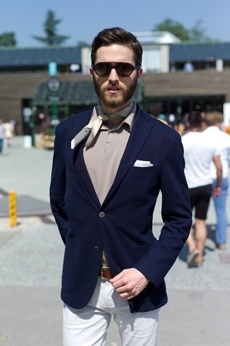 Comment porter une écharpe grise: Pense à marier un blazer bleu marine avec une écharpe grise pour un look confortable et décontracté.
