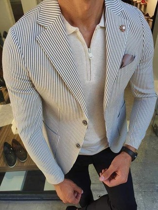 Comment porter un blazer à rayures verticales blanc et noir: Choisis un blazer à rayures verticales blanc et noir et un pantalon chino noir pour achever un look habillé mais pas trop.