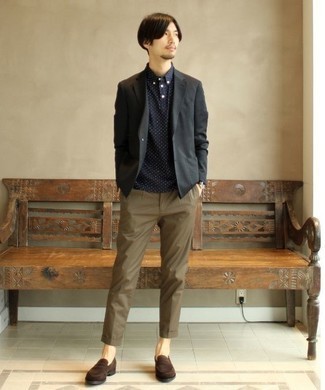 Comment porter des slippers en daim marron: Harmonise un blazer gris foncé avec un pantalon chino marron clair pour aller au bureau. Une paire de slippers en daim marron ajoutera de l'élégance à un look simple.