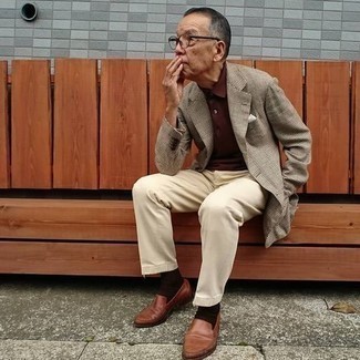 Comment porter des slippers en cuir marron après 60 ans: Harmonise un blazer à carreaux marron clair avec un pantalon chino beige pour un look idéal au travail. Une paire de slippers en cuir marron apportera une esthétique classique à l'ensemble.