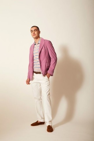 Comment porter un blazer rose: Associe un blazer rose avec un pantalon chino blanc si tu recherches un look stylé et soigné. Une paire de slippers en daim marron apportera une esthétique classique à l'ensemble.