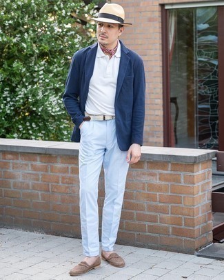 Tenue: Blazer bleu marine, Polo blanc, Pantalon chino bleu clair, Slippers en toile marron