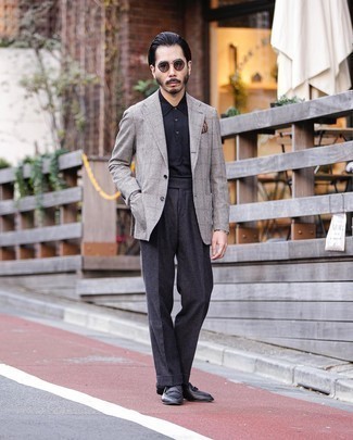 Comment porter un blazer à carreaux gris: Pense à associer un blazer à carreaux gris avec un pantalon de costume en laine gris foncé pour un look pointu et élégant. Cette tenue se complète parfaitement avec une paire de slippers en cuir noirs.