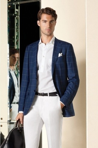 Comment porter un blazer écossais bleu avec un pantalon de costume blanc: Associe un blazer écossais bleu avec un pantalon de costume blanc pour dégager classe et sophistication.