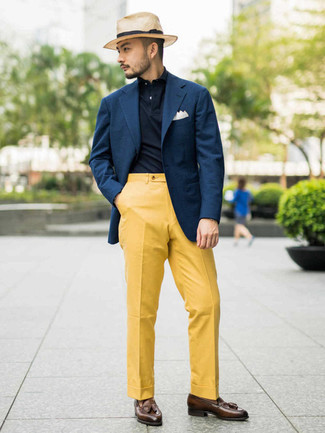 Comment porter un pantalon de costume moutarde: Porte un blazer bleu marine et un pantalon de costume moutarde pour une silhouette classique et raffinée. Cette tenue est parfait avec une paire de mocassins à pampilles en cuir marron.