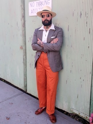 Tenue: Blazer écossais violet, Polo blanc, Pantalon de costume orange, Slippers en cuir marron