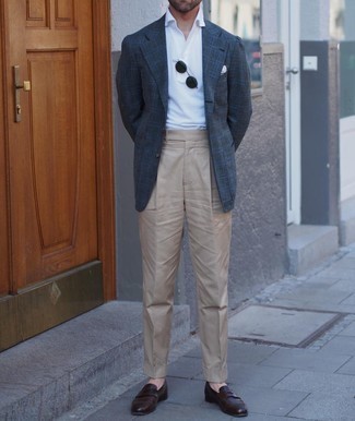 Comment porter un blazer écossais bleu canard: Essaie de marier un blazer écossais bleu canard avec un pantalon de costume marron clair pour une silhouette classique et raffinée. Complète ce look avec une paire de slippers en cuir marron foncé.