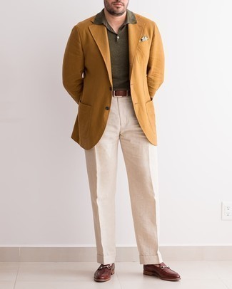 Comment porter un blazer tabac: Pense à opter pour un blazer tabac et un pantalon de costume beige pour une silhouette classique et raffinée. Termine ce look avec une paire de slippers en cuir marron foncé.