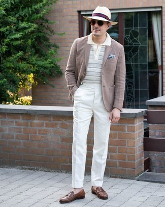 Comment porter un polo gris: Essaie d'associer un polo gris avec un pantalon de costume blanc pour un look idéal au travail. Apportez une touche d'élégance à votre tenue avec une paire de slippers en cuir marron.