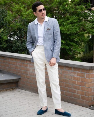 Tenue: Blazer à carreaux bleu clair, Polo blanc, Pantalon de costume blanc, Slippers en velours bleu marine