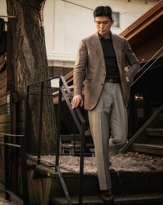 Comment porter un blazer marron: Harmonise un blazer marron avec un pantalon de costume gris pour un look classique et élégant. Complète ce look avec une paire de mocassins à pampilles en cuir marron foncé.