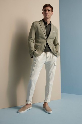 Comment porter un blazer olive: Essaie de marier un blazer olive avec un pantalon cargo blanc pour une tenue idéale le week-end. Une paire de baskets à enfiler en daim marron clair est une option génial pour complèter cette tenue.