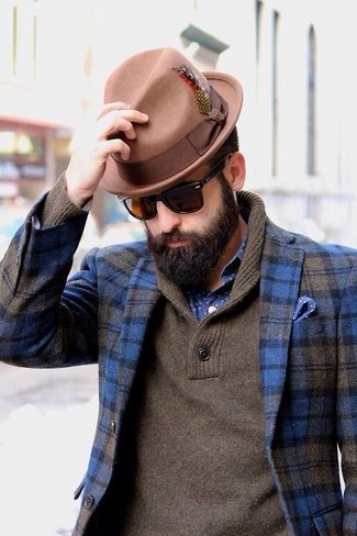 Comment porter un chapeau en laine beige: Choisis un blazer en laine écossais bleu et un chapeau en laine beige pour un look idéal le week-end.