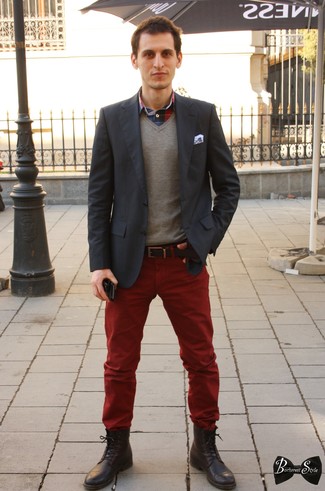Comment porter une chemise à manches longues écossaise rouge et bleu marine: Harmonise une chemise à manches longues écossaise rouge et bleu marine avec un jean rouge pour une tenue idéale le week-end. Fais d'une paire de bottes de loisirs marron ton choix de souliers pour afficher ton expertise vestimentaire.