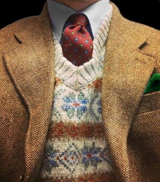 Comment porter un blazer en laine marron: Essaie d'associer un blazer en laine marron avec un pull à col en v en jacquard beige pour prendre un verre après le travail.