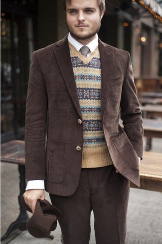 Comment porter une cravate gris foncé pour un style elégantes à 30 ans: Essaie d'associer un blazer marron foncé avec une cravate gris foncé pour une silhouette classique et raffinée.