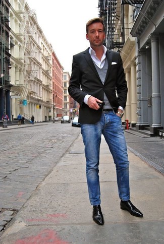 Comment porter un blazer noir: Pense à harmoniser un blazer noir avec un jean bleu pour achever un look habillé mais pas trop. Ajoute une paire de chaussures derby en cuir noires à ton look pour une amélioration instantanée de ton style.