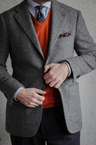 Comment porter une cravate á pois bleu marine: Essaie d'associer un blazer en laine gris avec une cravate á pois bleu marine pour un look pointu et élégant.