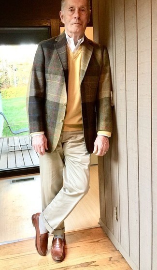 Comment porter des slippers en cuir marron: Pense à opter pour un blazer en laine écossais olive et un pantalon de costume beige pour un look pointu et élégant. Cette tenue se complète parfaitement avec une paire de slippers en cuir marron.