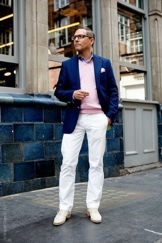 Comment porter des chaussures brogues en daim beiges: Harmonise un blazer bleu marine avec un pantalon chino blanc pour un look idéal au travail. Une paire de chaussures brogues en daim beiges rendra élégant même le plus décontracté des looks.