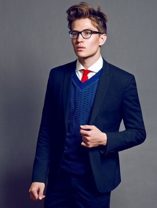 Comment porter une cravate rouge: Pense à opter pour un blazer bleu marine et une cravate rouge pour dégager classe et sophistication.