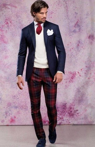 Comment porter une cravate rouge: Opte pour un blazer bleu marine avec une cravate rouge pour un look classique et élégant. Cette tenue se complète parfaitement avec une paire de mocassins à pampilles en daim bleu marine.