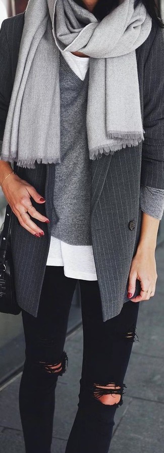 Comment porter un blazer gris foncé: Pour créer une tenue idéale pour un déjeuner entre amis le week-end, opte pour un blazer gris foncé avec un jean skinny déchiré noir.