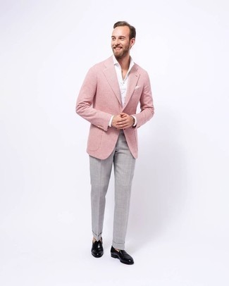 Comment porter un blazer rose: Pense à opter pour un blazer rose et un pantalon de costume gris pour un look pointu et élégant. Cette tenue se complète parfaitement avec une paire de slippers en cuir noirs.