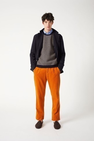 Comment porter un blazer avec des slippers: Harmonise un blazer avec un pantalon chino en velours côtelé orange pour un look idéal au travail. Apportez une touche d'élégance à votre tenue avec une paire de slippers.