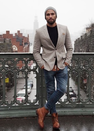 Comment porter un blazer gris: Pense à porter un blazer gris et un jean skinny bleu marine pour obtenir un look relax mais stylé. Assortis cette tenue avec une paire de bottes de loisirs en cuir marron pour afficher ton expertise vestimentaire.