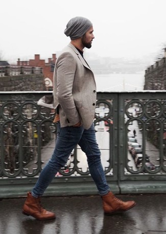 Comment porter des bottes brogue en cuir marron: Essaie d'harmoniser un blazer en laine gris avec un jean skinny bleu marine pour un look de tous les jours facile à porter. Habille ta tenue avec une paire de bottes brogue en cuir marron.