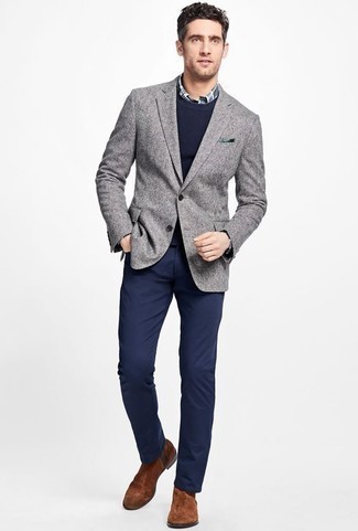 Des bottines chelsea à porter avec un blazer gris à 30 ans: Harmonise un blazer gris avec un pantalon chino bleu marine pour créer un look chic et décontracté. Termine ce look avec une paire de bottines chelsea pour afficher ton expertise vestimentaire.