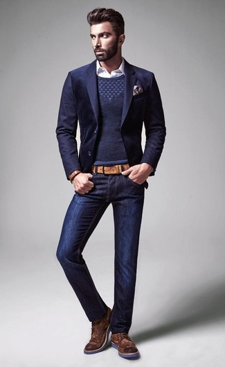 Comment porter une ceinture en cuir beige: Pense à harmoniser un blazer bleu marine avec une ceinture en cuir beige pour une tenue idéale le week-end. D'une humeur audacieuse? Complète ta tenue avec une paire de bottes brogue en daim marron.