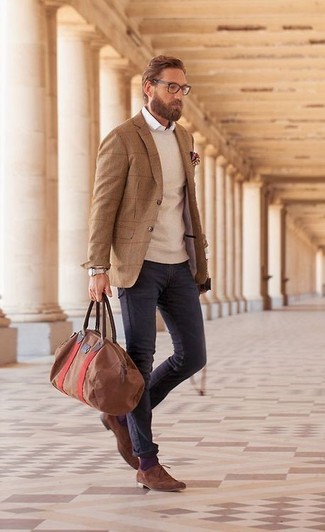 Comment porter un grand sac en cuir tabac: Harmonise un blazer écossais marron clair avec un grand sac en cuir tabac pour un look idéal le week-end. Habille ta tenue avec une paire de chaussures richelieu en daim marron.