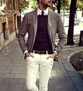 Comment porter une ceinture en cuir tressée marron foncé: Associe un blazer en laine gris avec une ceinture en cuir tressée marron foncé pour une tenue relax mais stylée.