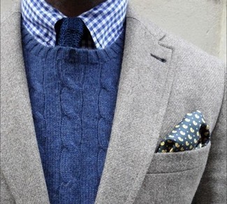 Comment porter une pochette de costume á pois bleu marine: Essaie de marier un blazer en laine gris avec une pochette de costume á pois bleu marine pour un look confortable et décontracté.