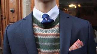 Comment porter un pull à col rond vert pour un style chic decontractés: Harmonise un pull à col rond vert avec un blazer bleu marine pour achever un look habillé mais pas trop.