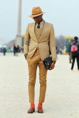 Comment porter une cravate vert foncé: Choisis un blazer marron clair et une cravate vert foncé pour un look pointu et élégant. Tu veux y aller doucement avec les chaussures? Fais d'une paire de slippers en cuir marron ton choix de souliers pour la journée.