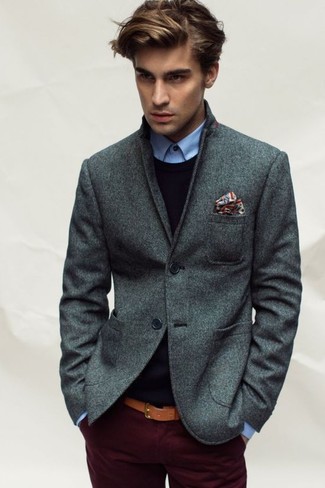 Tenue: Blazer en laine gris foncé, Pull à col rond noir, Chemise de ville bleue, Pantalon chino bordeaux
