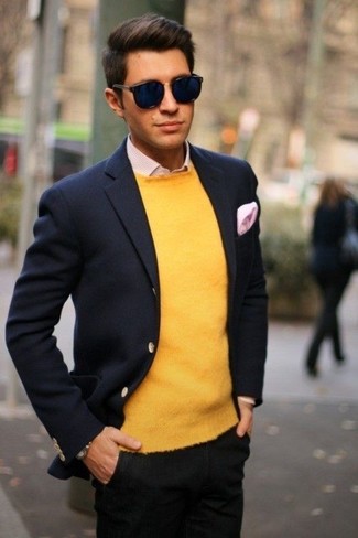 Tenue: Blazer en laine bleu marine, Pull à col rond jaune, Chemise de ville rose, Pantalon chino noir
