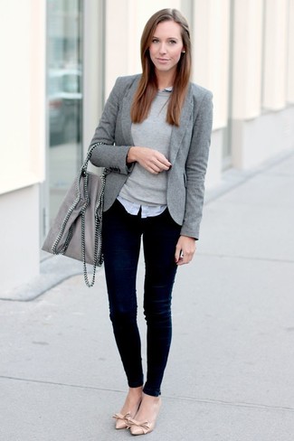 Comment porter un blazer gris: Harmonise un blazer gris avec un jean skinny bleu marine pour une tenue confortable aussi composée avec goût. Une paire de escarpins en cuir beiges est une option parfait pour complèter cette tenue.