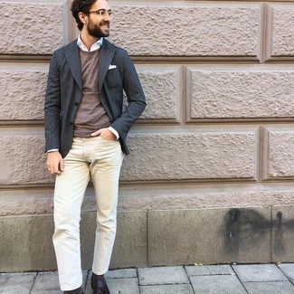 Comment porter un blazer gris foncé: Associe un blazer gris foncé avec un jean beige pour un look idéal au travail. Jouez la carte classique pour les chaussures et choisis une paire de mocassins à pampilles en cuir marron foncé.
