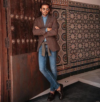 Comment porter un blazer en pied-de-poule marron: Associe un blazer en pied-de-poule marron avec un jean bleu pour un look de tous les jours facile à porter. Une paire de slippers en cuir marron foncé est une façon simple d'améliorer ton look.