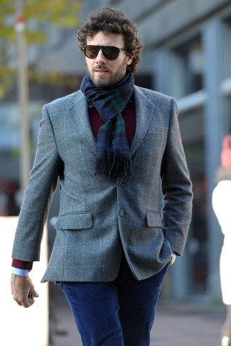 Comment porter une écharpe écossaise bleu marine: Porte un blazer en laine à carreaux gris et une écharpe écossaise bleu marine pour une tenue relax mais stylée.