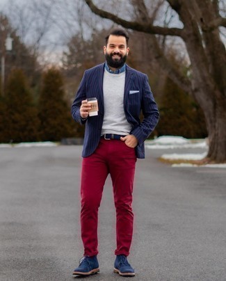 Comment porter un blazer à rayures verticales bleu marine: Harmonise un blazer à rayures verticales bleu marine avec un jean rouge pour un look de tous les jours facile à porter. Une paire de bottines chukka en daim bleu marine est une option judicieux pour complèter cette tenue.
