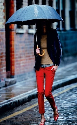 Tenue: Blazer bleu marine, Pull à col rond marron, Chemise en jean grise, Pantalon chino rouge