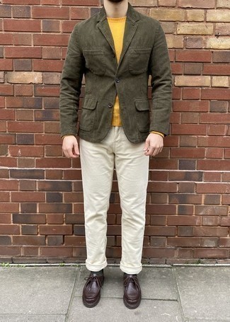 Comment porter un jean blanc: Associe un blazer en velours côtelé olive avec un jean blanc pour un look idéal au travail. Complète ce look avec une paire de bottines chukka en cuir marron foncé.