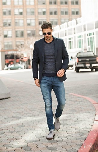 Comment porter un blazer noir: Pense à opter pour un blazer noir et un jean bleu si tu recherches un look stylé et soigné. Une paire de chaussures derby en daim grises apportera une esthétique classique à l'ensemble.