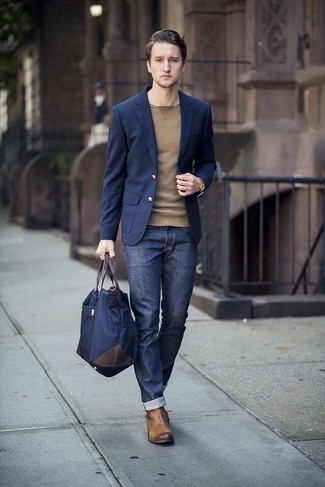 Comment porter des bottines chelsea en cuir marron: Harmonise un blazer bleu marine avec un jean bleu marine pour un look idéal au travail. Ajoute une paire de bottines chelsea en cuir marron à ton look pour une amélioration instantanée de ton style.